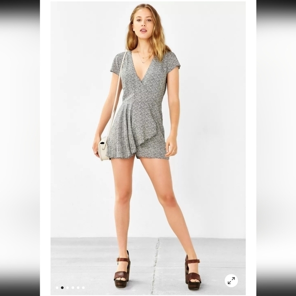 UO KIMCHI BLUE ditsy floral romper one piece outfit xs 0 black white - Picture 16 of 16